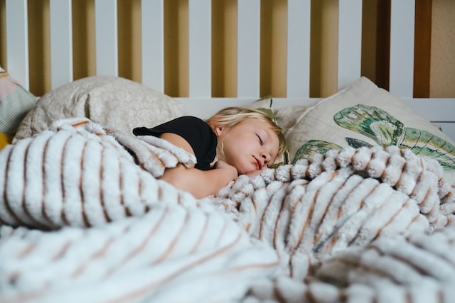 4歳のおねしょ!お漏らしが治らない原因や対策を解説!おすすめ夜オムツも紹介